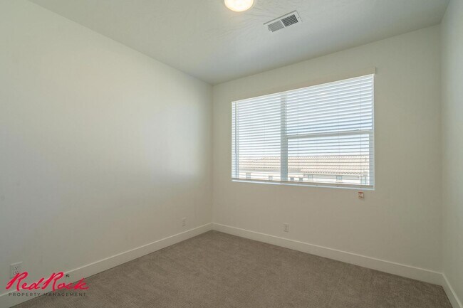 Building Photo - Pet Friendly 2 Bedroom Condo in Desert Color!