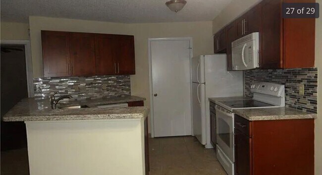 Building Photo - Spacious 2/2 Available for Move-In 9/1