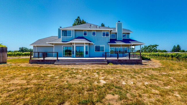 Building Photo - Beautiful 4 bedroom 3.5 bath Home with 2 c...