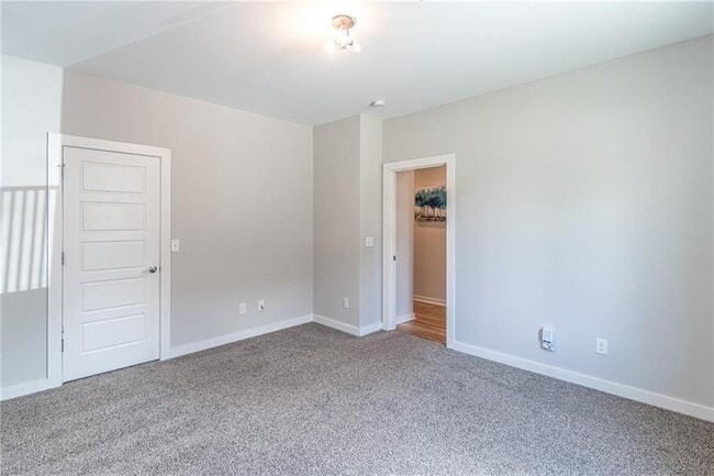 Building Photo - 472 Martin St SE