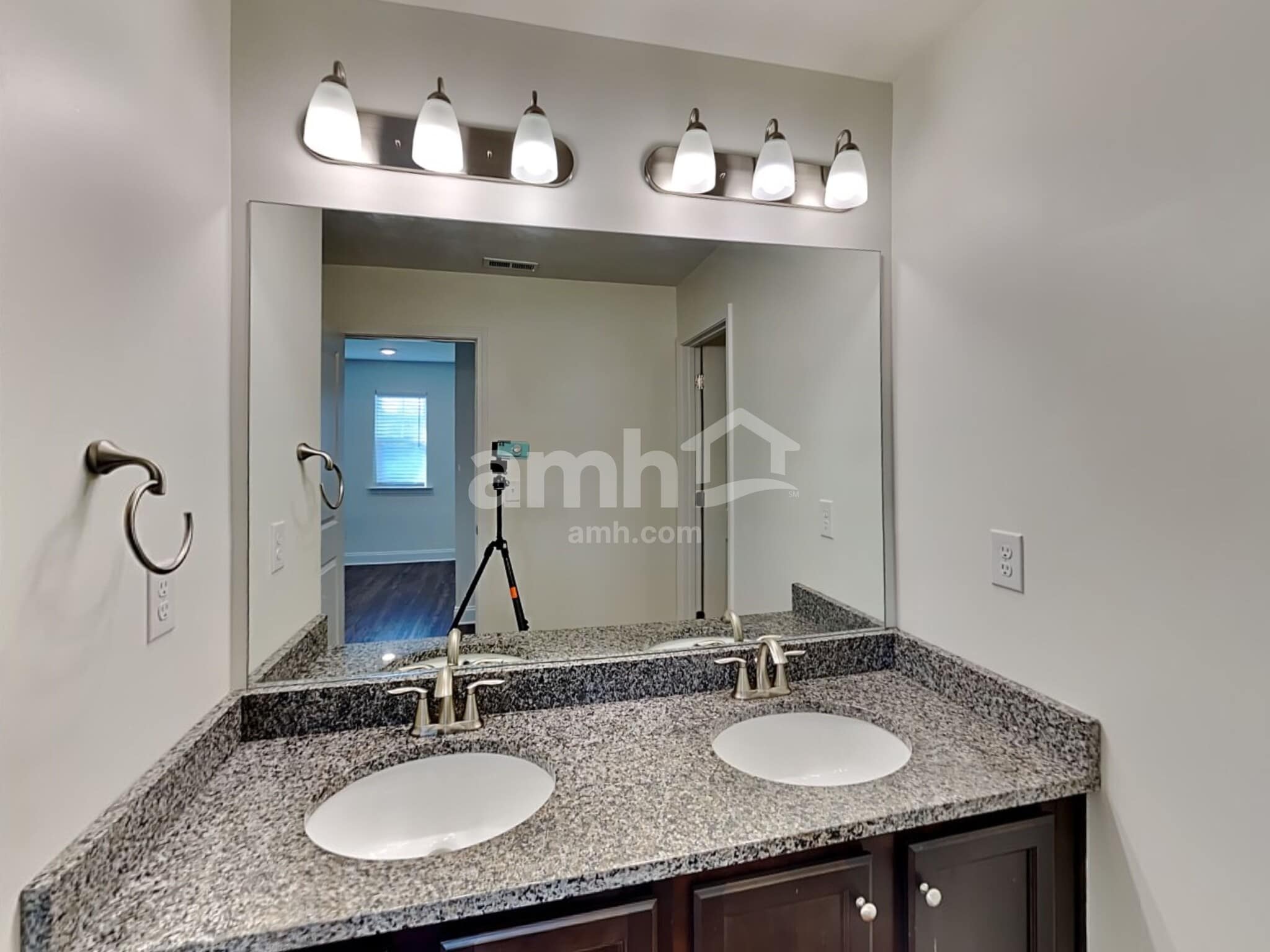 Building Photo - 413 Levon Ct