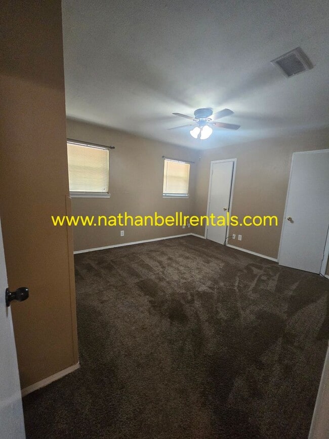 Building Photo - 3 bedroom/2 bath single family