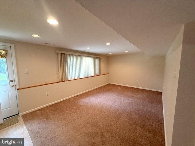 Building Photo - 11 Knollwood Dr