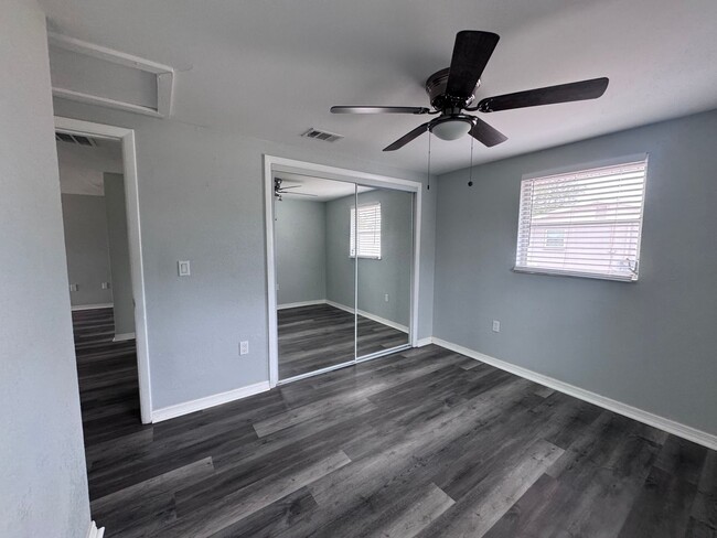 Building Photo - 2 Bedroom 1 Bath Duplex with Washer/Dryer!...