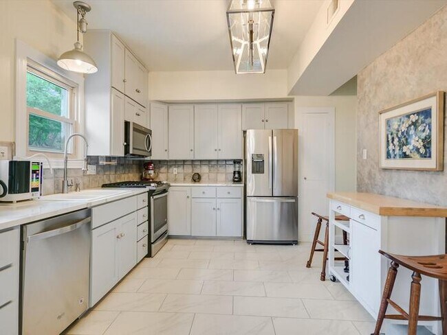 Building Photo - Charming 4 beds 4 baths in Austin!