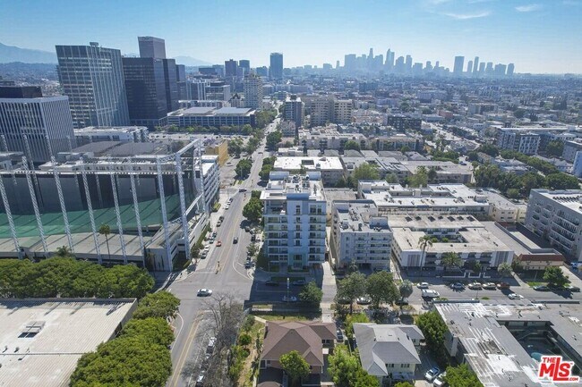 Building Photo - 702 Serrano Ave