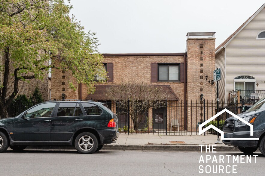 Building Photo - 715 W Diversey Pky