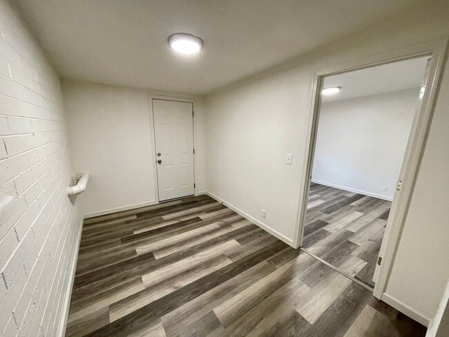 Building Photo - Beautifully Remodeled Large 3 Bedroom 2 Ba...