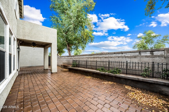 Building Photo - 10923 W Elm St