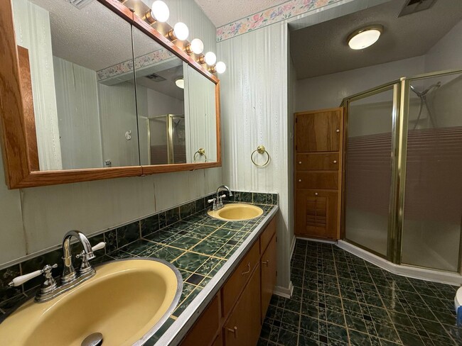 Building Photo - Milton / Pace - 3 bedroom, 2 bathroom