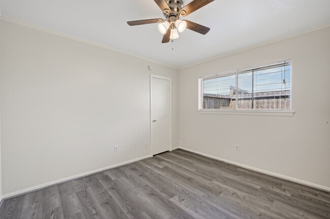 Building Photo - 9667 Meadowvale Dr