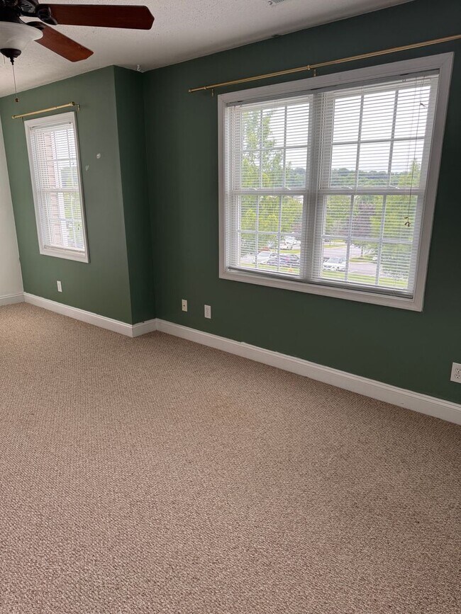 Building Photo - 3 Bedroom || 2 Full Bathroom & 2 Half Bathroom Townhome