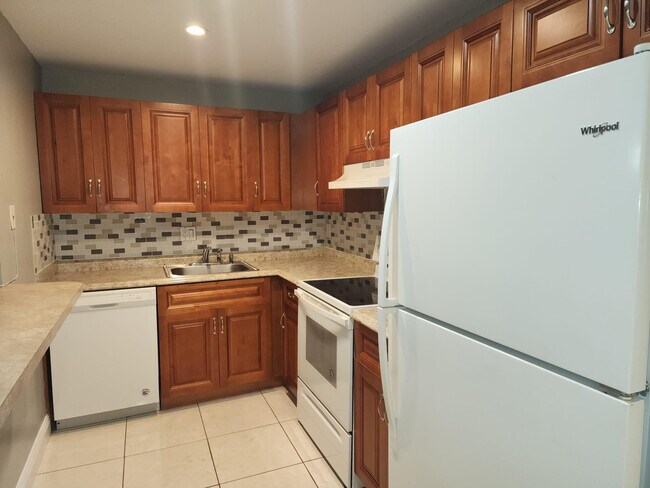 Building Photo - 4174 Inverrary Dr