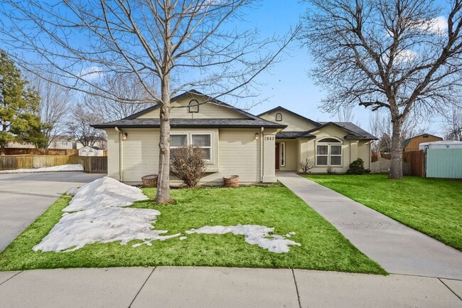 Primary Photo - 3bd/2ba Home on Large Private Lot in Estab...