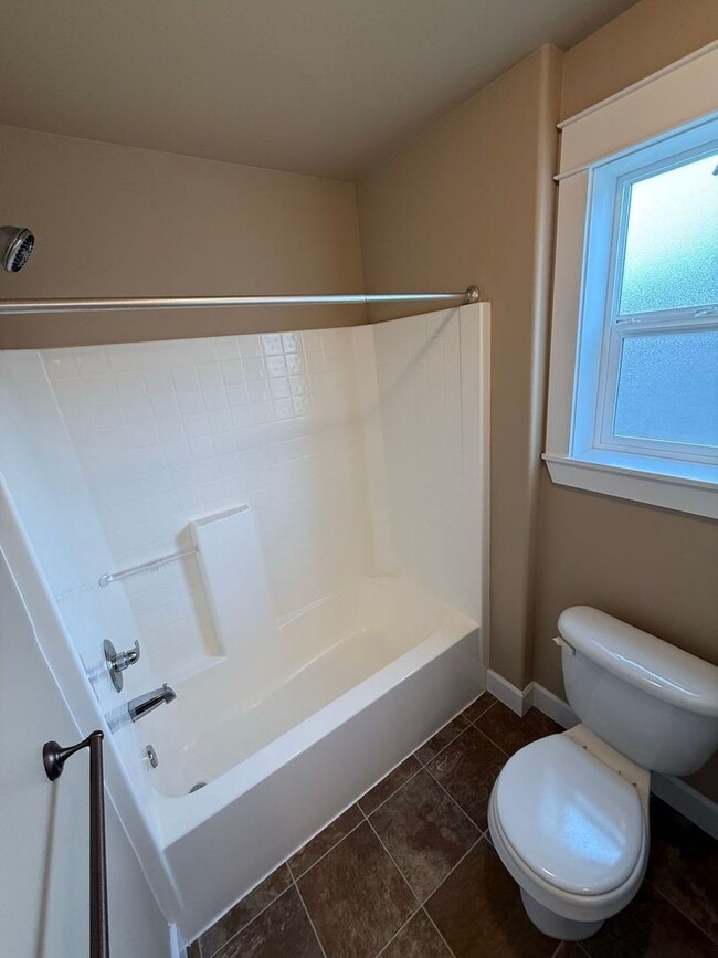 Building Photo - Stunning large 3 bedroom plus bonus rooms ...