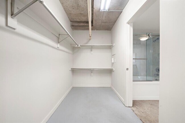 Building Photo - 2000 Bagby St