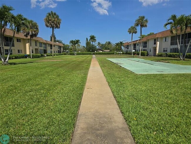 Building Photo - 9949 Sandalfoot Blvd