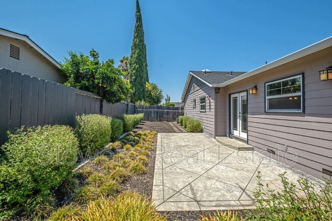 Building Photo - 823 Mohawk Dr