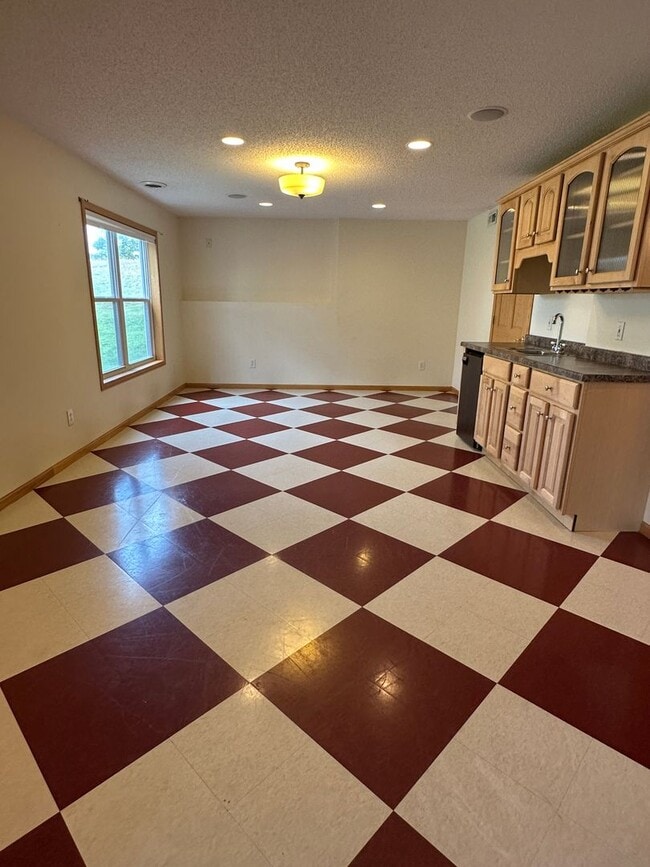 Building Photo - Spacious Single Family Home, Fireplace, 3....