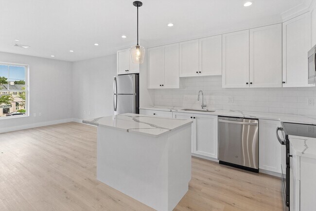 Building Photo - 186 Bedford St