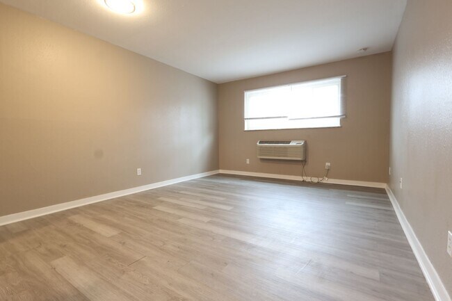 Building Photo - 1 Bedroom Apartment