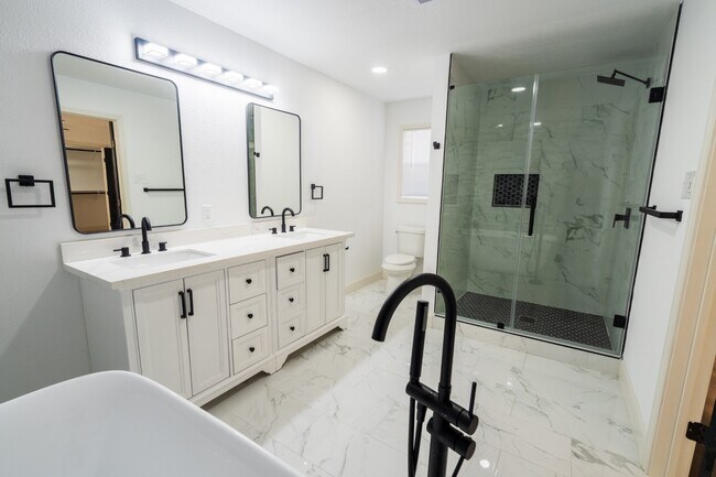 Building Photo - 1402 Bayou Shore Dr