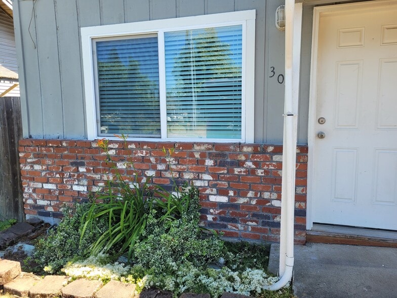 Primary Photo - 309 Lola St