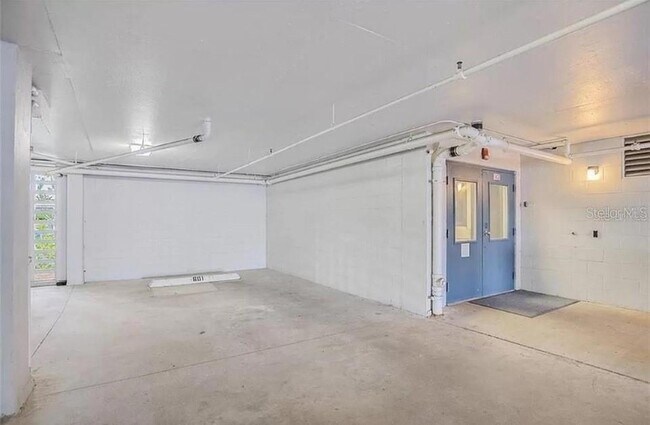 Building Photo - 5911 Midnight Pass Rd