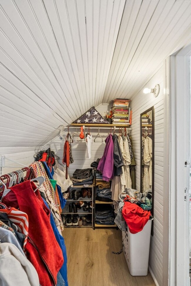 Building Photo - Charming Renovated 2BR/1BA Duplex in 1940s...