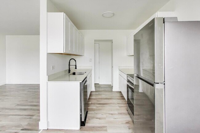 Building Photo - 7250 N Western Ave