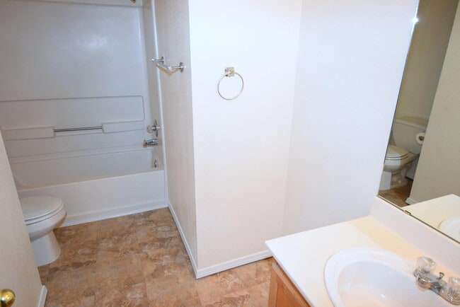 Building Photo - VISTA DEL NORTE 2 bedroom 2 bath 2/CG