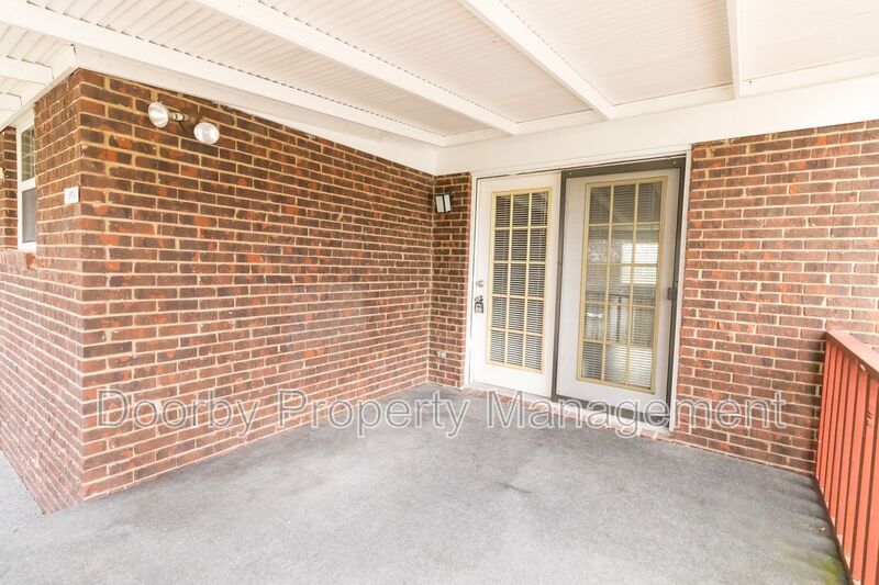 Building Photo - 4235 Greenbriar Rd