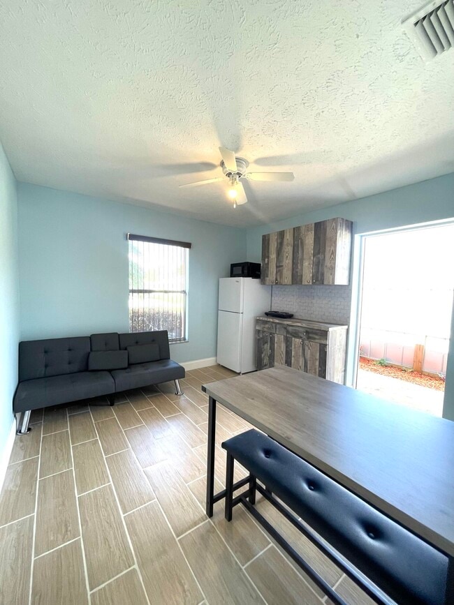 Building Photo - 5753 SE Mercedes Ave