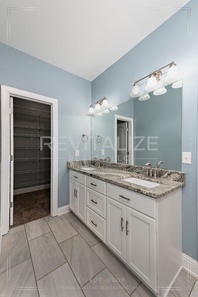Building Photo - Modern Comfort Meets Luxury Living in Mobile
