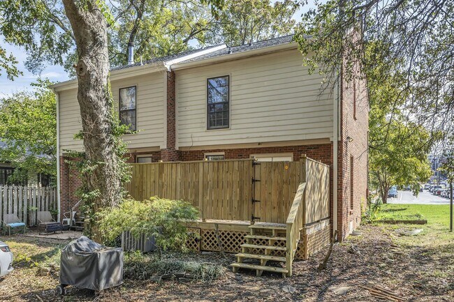 Building Photo - Amazing 2BE/2.5BA duplex in the heart of Belmont & Hillsboro Village!