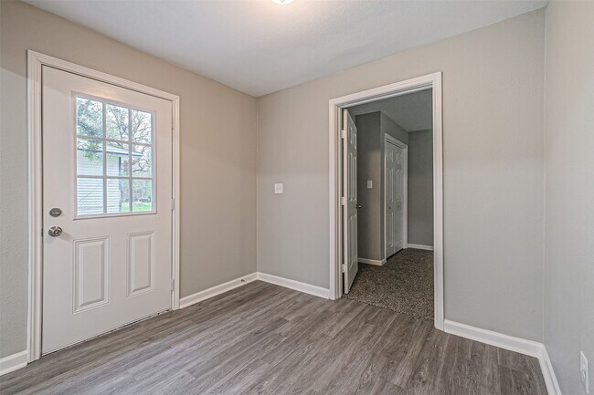 Building Photo - 1539 Pleasantville Dr