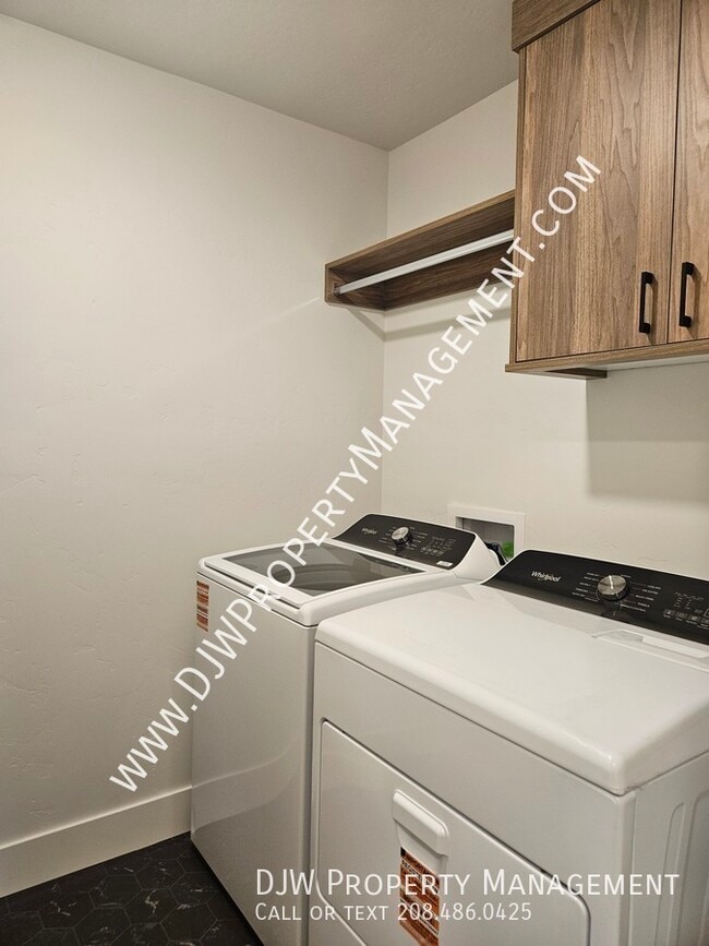 Building Photo - 1338 N Meadowglen Ave