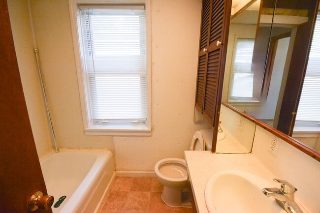 Building Photo - Cute house, great location, move in and make it your home!