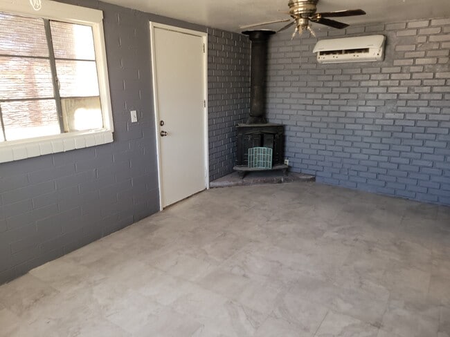 Building Photo - 461 W Thurber Rd