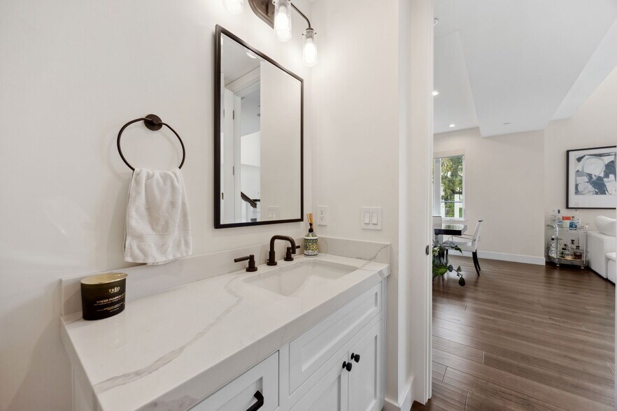 Building Photo - 2801 Bayside Dr