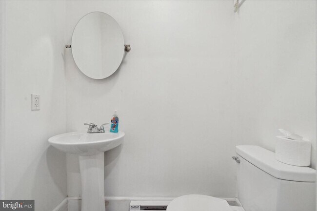 Building Photo - Charming 2-Bedroom Home with Private Yard ...