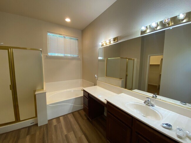 Building Photo - Beautiful 55+ Home in Heritage Lakeside
