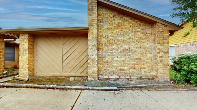 Building Photo - 1022 Manorglen Dr