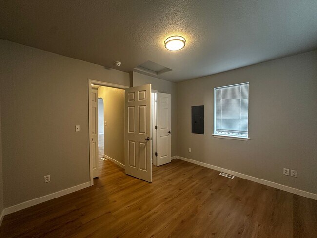 Building Photo - 4324 Hoyt Ave