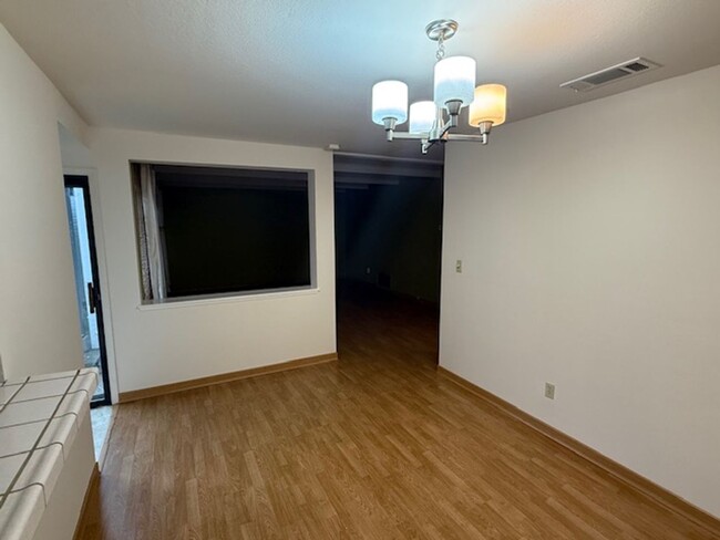 Building Photo - 3-Bedroom Pinole Townhouse with Spacious L...