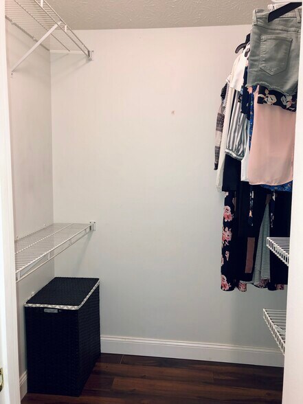 Building Photo - 8859 Eagleview Dr