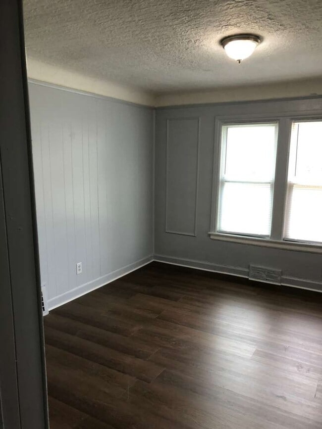 Building Photo - Charming Renovated 2-Bedroom Lower Unit – Section 8 Welcome