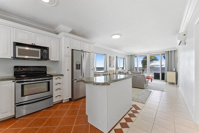 Building Photo - 1041 Hillsboro Mile