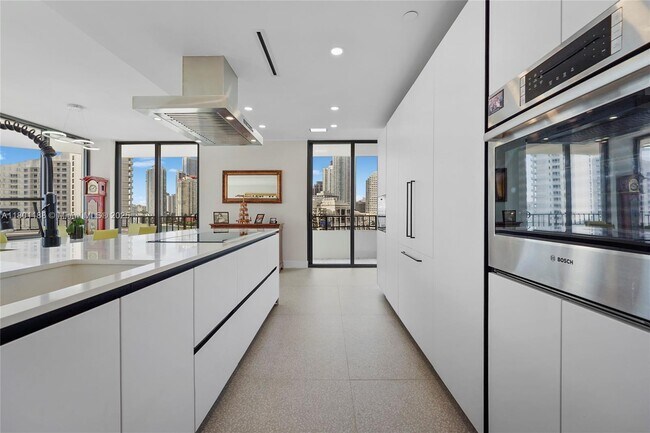 Building Photo - 520 Brickell Key Dr