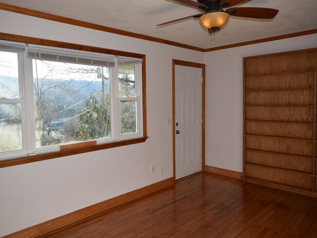 Building Photo - 241 Sunset Dr